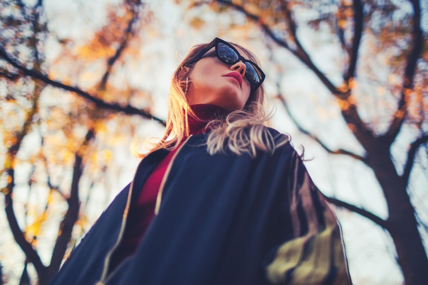 Bomberjacken-Trend: Auf diese Jacke setzen wir im Herbst 2022, blonde Frau mit Sonnenbrille