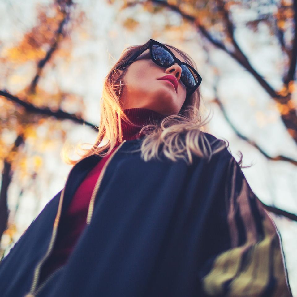 Bomberjacken-Trend: Auf diese Jacke setzen wir im Herbst 2023, blonde Frau mit Sonnenbrille