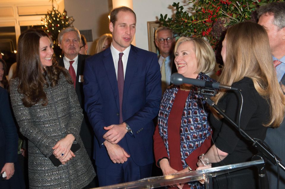 Die damalige Herzogin Catherine und Prinz William mit Hillary Clinton und Tochter Chelsea am 8. Dezember 2014 in New York.