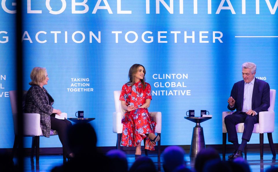 Königin Rania am 20. September 2022 in New York bei einem Gespräch mit Ex-Außenministerin Hillary Clinton und UN-Hochkommissar für Flüchtlinge, Filippo Grandi, im Rahmen der "Clinton Global Initiative".