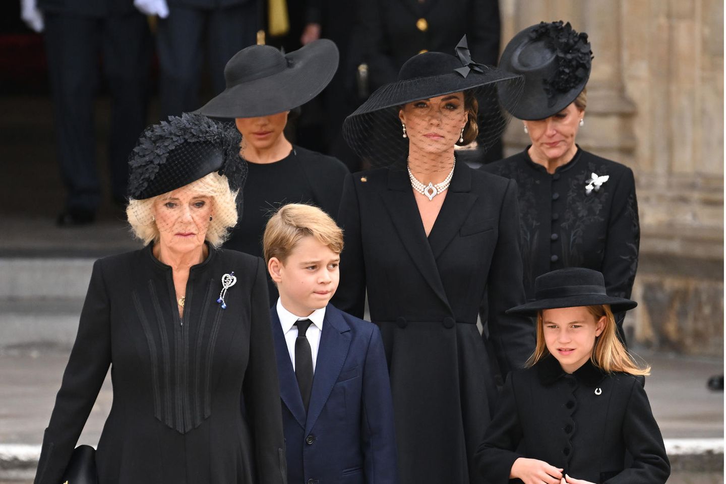 Königin Camilla, Herzogin Meghan, Prinz George, Catherine, Princess of Wales, Prinzessin Charlotte und Gräfin Sophie von Wessex.