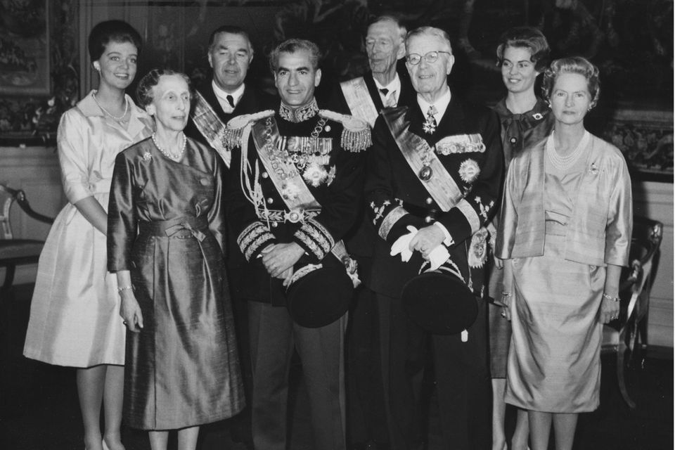 Mohammad Reza Pahlavi (4.v.l.) und Prinzessin Birgitta (li.) 1960 beim Besuch des Schah in Stockholm.