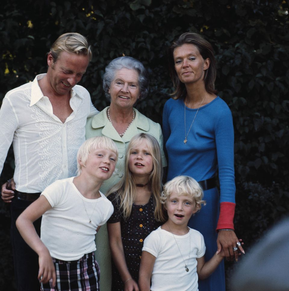 Prinzessin Birgitta (re.) mit ihrem Ehemann Johann Georg Prinz von Hohenzollern (li.), den Kindern Prinz Carl Christian, Prinzessin Desirée und Prinz Hubertus sowie ihrer Mutter Prinzessin Sibylla, circa 1971.