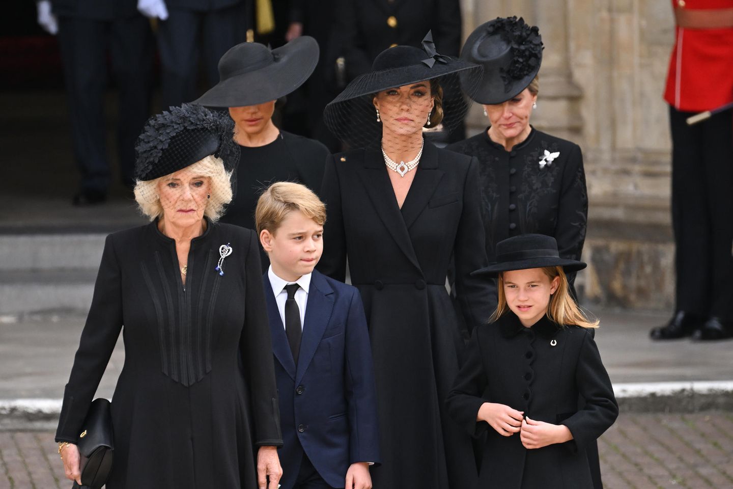 Königin Camilla, Herzogin Meghan, Prinz George, Catherine, Princess of Wales, Prinzessin Charlotte und Gräfin Sophie beim Staatsbegräbnis für Queen Elizabeth