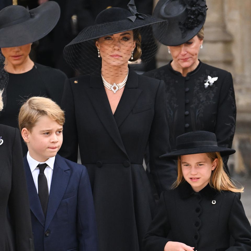 Königin Camilla, Herzogin Meghan, Prinz George, Catherine, Princess of Wales, Prinzessin Charlotte und Gräfin Sophie beim Staatsbegräbnis für Queen Elizabeth