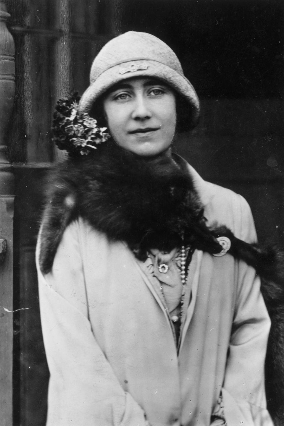 Auf einem Bild von Queen Mum im Jahr 1929 ist die Diamantbrosche in Hufeisenform an ihrem Halstuch zu erkennen. Heute trägt die kleinen Prinzessin Charlotte das Schmuckstück. 