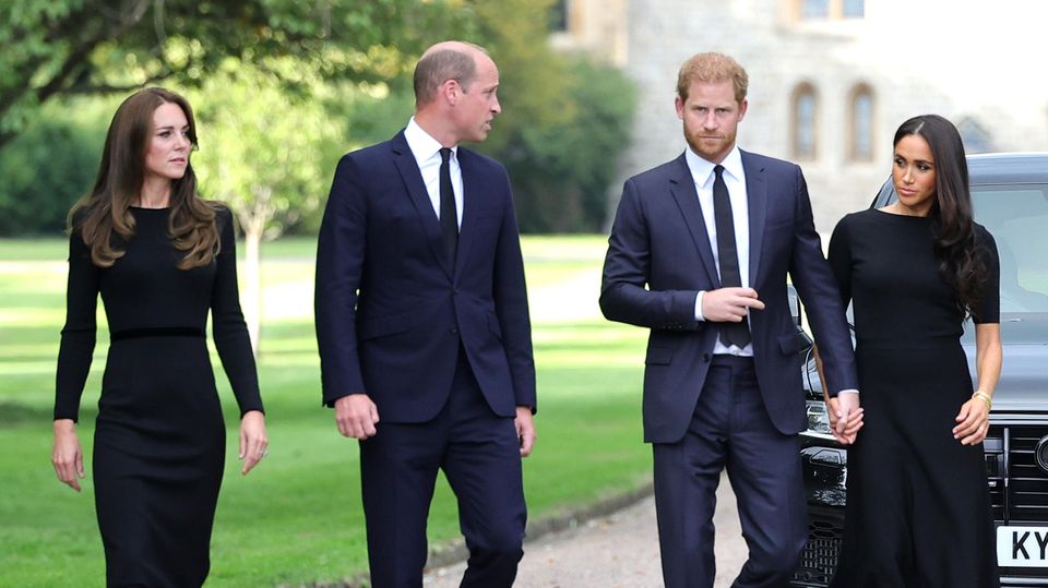 Catherine, Princess of Wales, Prinz William, Prinz Harry und Herzogin Meghan laufen nebeneinander.