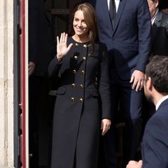 Es ist der erste Auftritt seit der Beerdigung der Queen und Kate trägt nach wie vor Schwarz. Der Mantel mit zweireihiger Knopfleiste stammt von Dolce & Gabbana und sie hatte ihn auch bei ihrem ersten Auftritt nach der Beisetzung von Prinz Philip im April 2021 an. 