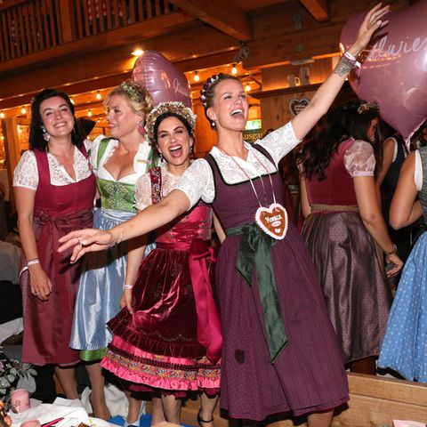 Dorothee Bär, Julia Klöckner, Viktoria Lauterbach und Monica Meier-Ivancan feiern bei der Madlwiesn am 22. September im Schützenfestzelt. Beerentöne sind modisch in dieser Saison absolut angesagt.