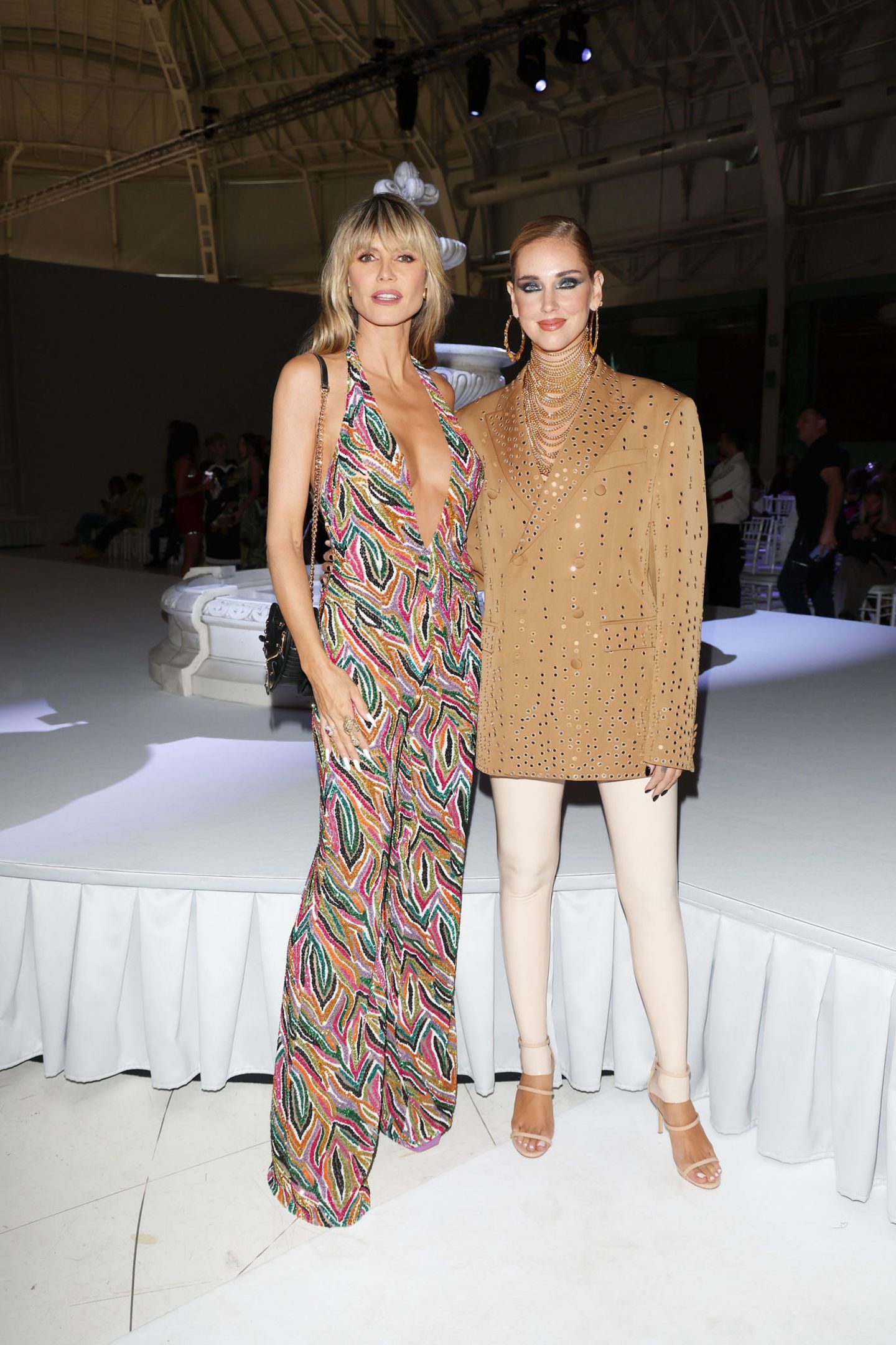 Heidi Klum und Chiara Ferragni zeigen sich gut gelaunt bei der Modenschau von Moschino.