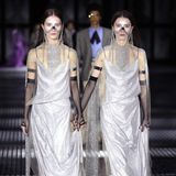Gucci schickt für seine Frühjahr/Sommer-Präsentation auf der Mailänder Modewoche achtundsechzig eineiige Zwillingspaare in doppelter Laufsteg-Pracht über den Runway. Die Twinburg-Show von Gucci-Kreativdirektor Alessandro Michele ist von seiner Mutter inspiriert, die ebenfalls ein Zwilling ist.