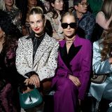 Xenia Adonts und Caro Daur in der Front Row der Gucci-Twinburg-Show. 