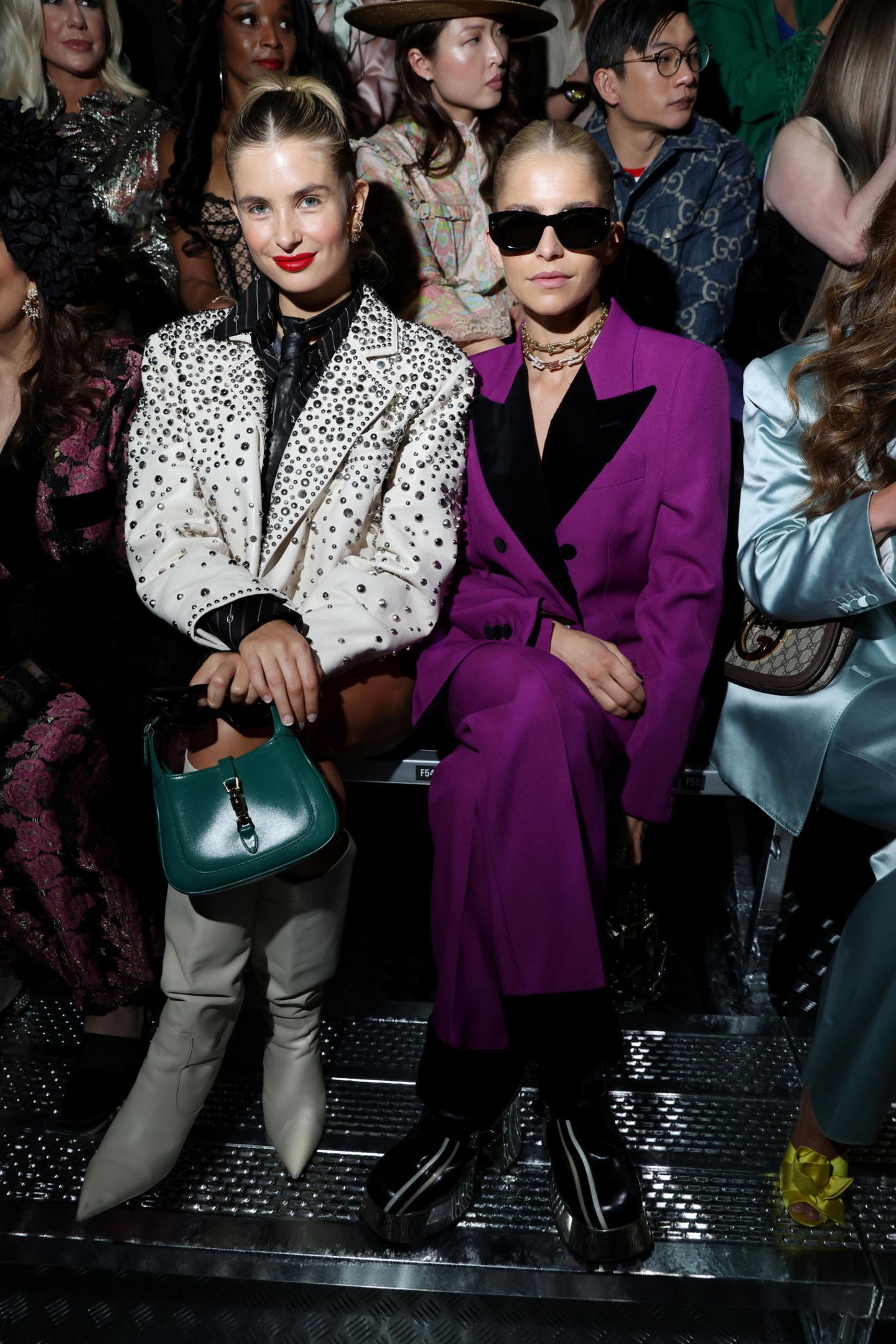 Xenia Adonts und Caro Daur in der Front Row der Gucci-Twinburg-Show. 