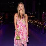 Lady Amelia Windsor posiert vor der Präsentation von Versace im rosa Blumenkleid und XXL-Heels. 