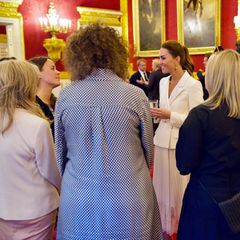 Auch Catherine, Princess of Wales, ist Fan des Kleides und trug das Stück bereits einige Male. So auch bei einer Party im Kensington Palace zu Ehren ihres Fotoprojekts Hold Still, bei der die Ehefrau von Prinz William in dem Self-Portrait-Kleid im zarten Cremeton und mit Tweed-Blazer bezaubert.