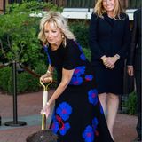Der Baum, den Jill Biden während einer Zeremonie in Washington pflanzt, wird in diesem Jahr zwar nicht mehr blühen, das machen die blauroten Blüten auf ihrem schwarzen Dress aber umso schöner. Perfekt dazu: die roten Pumps.