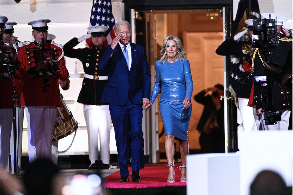 Für das Musik-Event "A Night When Hope and History Rhyme" im Weißen Haus hat sich First Lady Jill Biden einen wirklichen Glamour-Looks ausgesucht. Zu Ehren einer anderen besonders schillernden Person ...