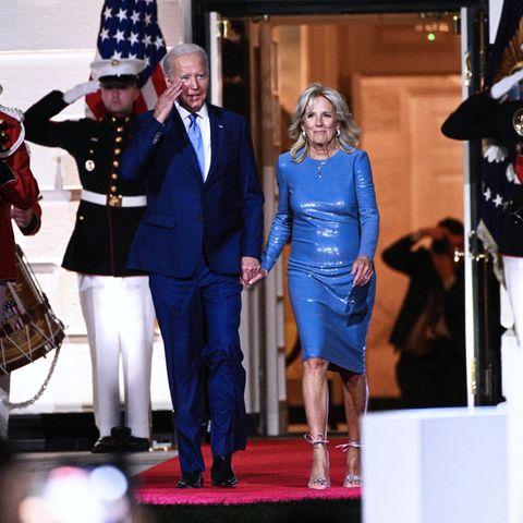 Für das Musik-Event "A Night When Hope and History Rhyme" im Weißen Haus hat sich First Lady Jill Biden einen wirklichen Glamour-Looks ausgesucht. Zu Ehren einer anderen besonders schillernden Person ...
