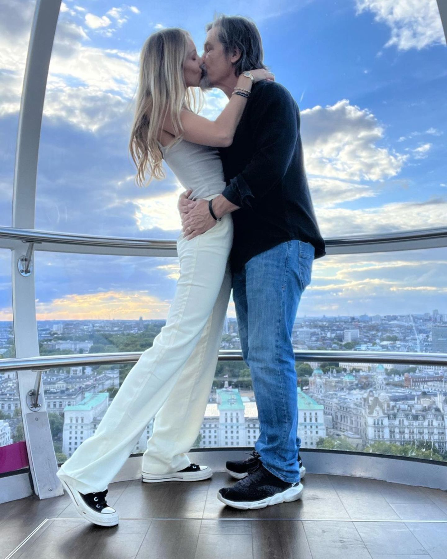 6 Jahre! Am 24. September 2016 heirateten Kathryn Boyd und Josh Brolin, nun beginnt für das Paar das 7. Jahr mit einem ganz dicken Kuss im "London Eye", dem größten Riesenrad Europas hoch über den Dächern der Metropole. Wir gratulieren und wünschen den Brolins, dass es kein verflixtes wird.