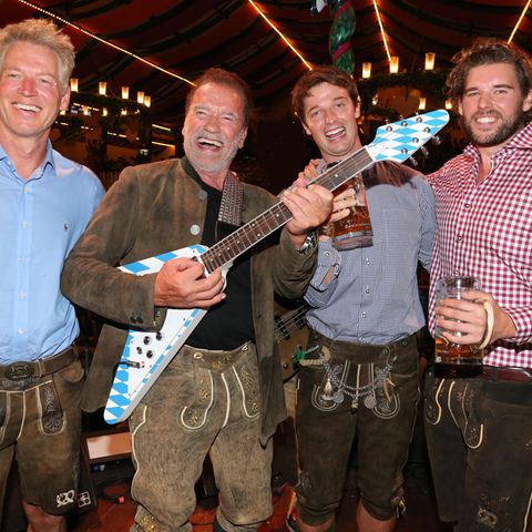 Oktoberfest-Spaß mit den Schwarzeneggers: Arnold hat in diesem Jahr nicht nur seine beiden Söhne Patrick (2.v.r.) und Christopher (r.) mit ins Marstall Zelt gebracht, auch sein Neffe Patrick Knapp-Schwarzenegger (l.) ist mit von der Partie.
