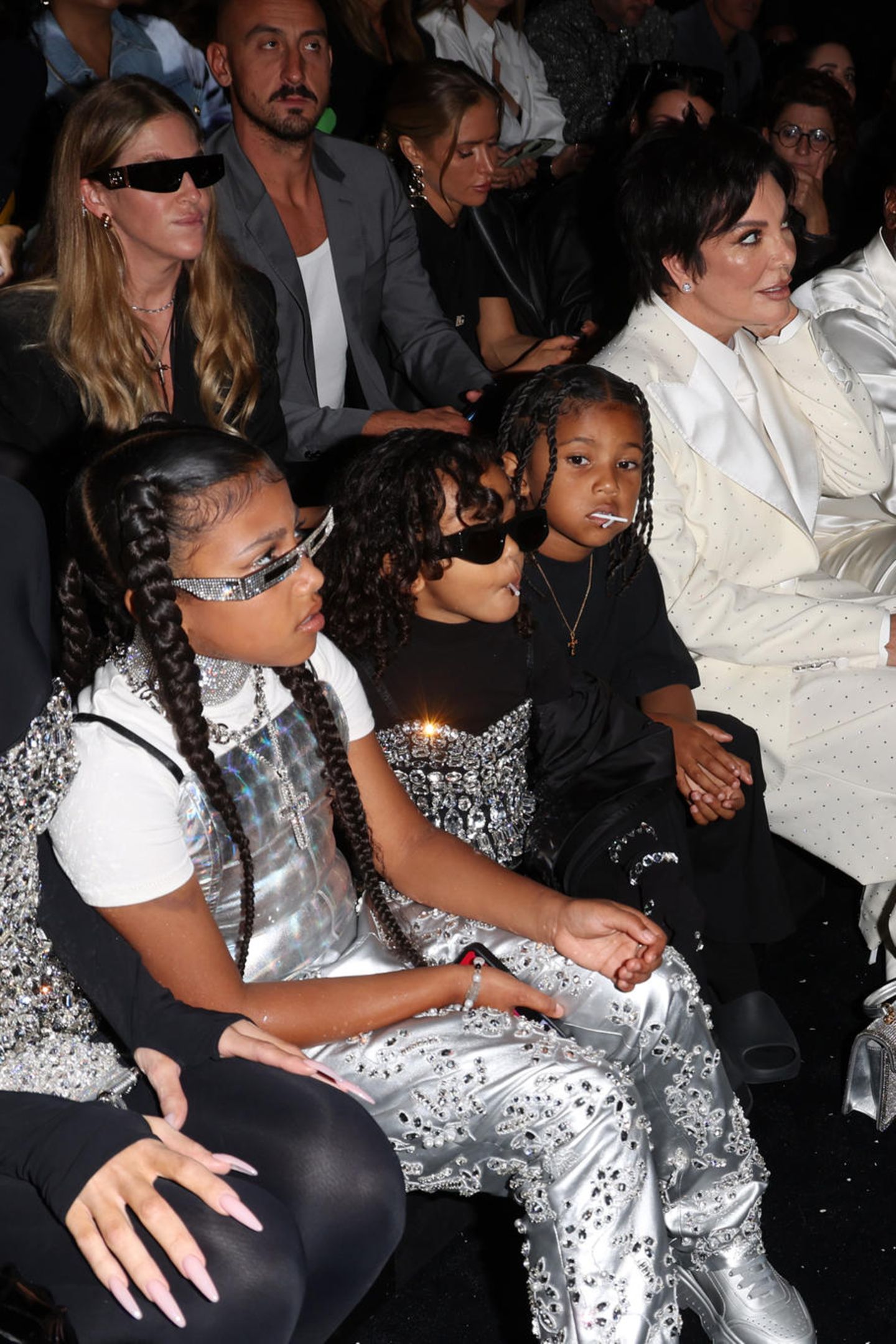 Für Kims großen Moment ist natürlich auch weitere Mitglieder der Kardashians angereist. In der Front Row nehmen ihre Kinder zwischen Tante Khloé Kardashian und Oma Kris Jenner Platz.