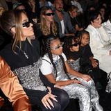 Für Kims großen Moment ist natürlich auch weitere Mitglieder der Kardashians angereist. In der Front Row nehmen ihre Kinder zwischen Tante Khloé Kardashian und Oma Kris Jenner Platz.