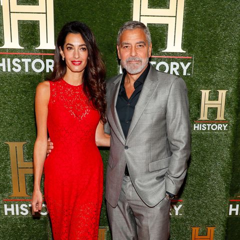 Wenn es ums Styling geht, dann weiß Amal Clooney ganz genau, womit sie punkten kann. Bei den "HISTORYtalks" in Washington trägt sie einen roten Spitzen-Jumpsuit und roten Lippenstift. Neben ihr sticht Ehemann George in seinem grauen Anzug nicht sehr stark hervor. Ob er das bereits gewohnt ist?