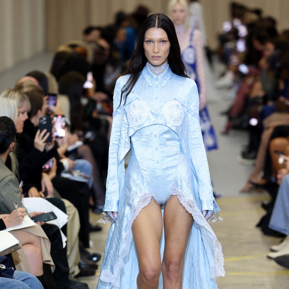 Bella Hadid auf dem Runway für Burberry Spring / Summer 2023
