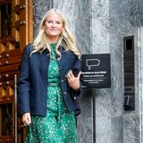 Bei der Eröffnung der Oslo Innovation Week 2022 im Rathaus in Oslo zeigt sich Prinzessin Mette-Marit in einem grünen Sommerkleidchen, dem sie mit einer dunkelblauen Kastenjacke ein Business-Upgrade verpasst. Der Clou des Looks wird allerdings erst bei genauem Hinsehen ersichtlich ...
