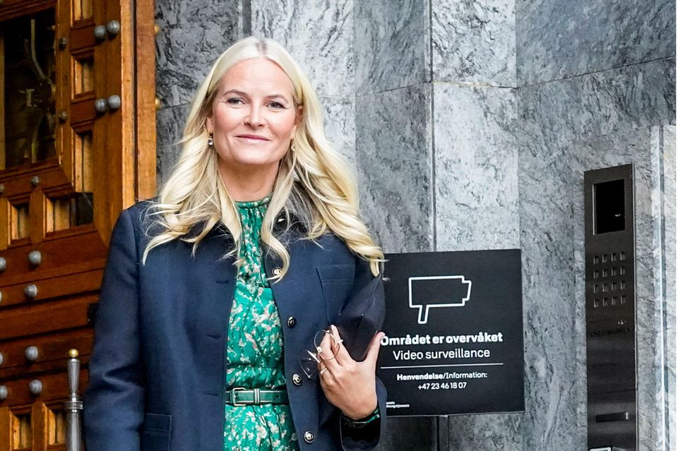 Bei der Eröffnung der Oslo Innovation Week 2022 im Rathaus in Oslo zeigt sich Prinzessin Mette-Marit in einem grünen Sommerkleidchen, dem sie mit einer dunkelblauen Kastenjacke ein Business-Upgrade verpasst. Der Clou des Looks wird allerdings erst bei genauem Hinsehen ersichtlich ...