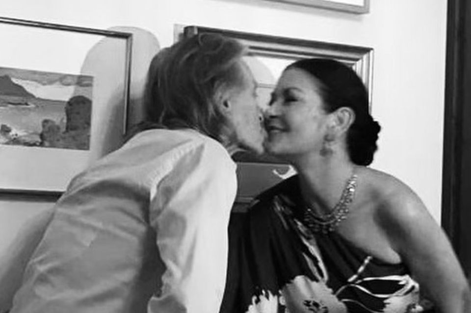 Michael Douglas und Catherine Zeta-Jones haben nicht nur beide am 25. September Geburtstag, sie sind auch seit mittlerweile 22 Jahren verheiratet. Wie verliebt sie immer noch sind, das ist ihnen auf den Fotos ihrer Geburtstagsfeier anzusehen. Über der großen Geburtstagstorte geben sich die beiden Jubilare einen liebevollen Kuss. 