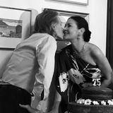 Michael Douglas und Catherine Zeta-Jones haben nicht nur beide am 25. September Geburtstag, sie sind auch seit mittlerweile 22 Jahren verheiratet. Wie verliebt sie immer noch sind, das ist ihnen auf den Fotos ihrer Geburtstagsfeier anzusehen. Über der großen Geburtstagstorte geben sich die beiden Jubilare einen liebevollen Kuss. 