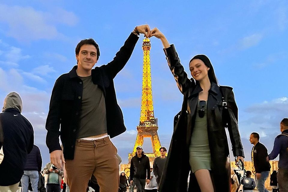 Stars in Paris: Nicola Peltz mit Bruder vorm Eiffelturm
