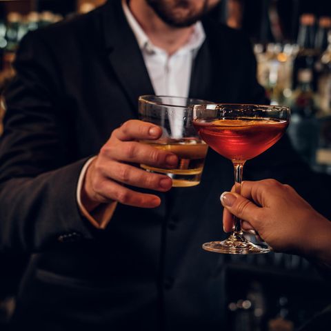Drinks an der Bar: Das verrät die Drink-Bestellung über Ihr Date