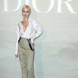Iris Law zeigt ihren Sinn für Mode in einem tiefen, übergroßen, gestreiften Hemd, das sie in locker in eine beige Hose von Dior gesteckt hat. 