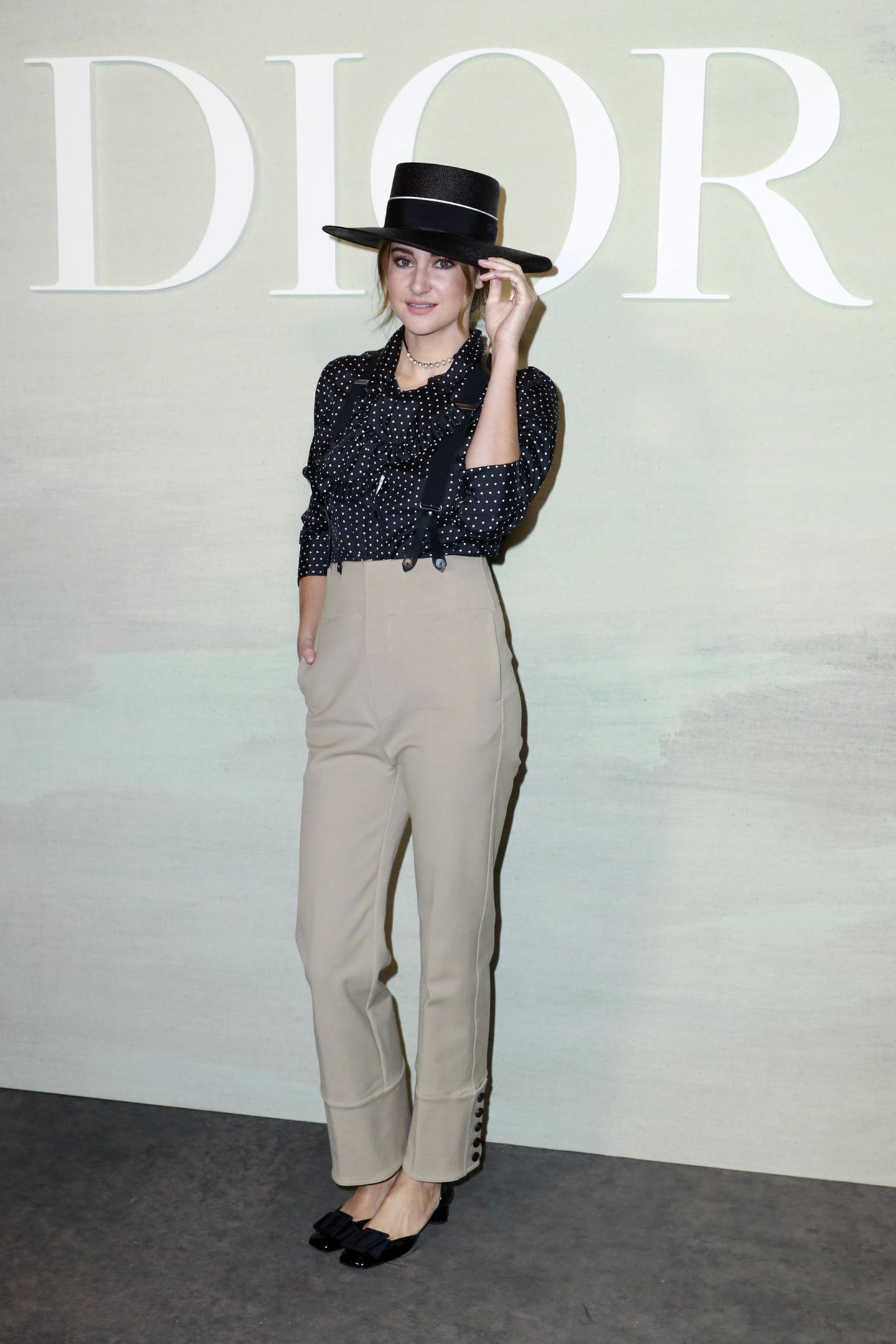 Gleiche Hose, andere Look: Auch Schauspielerin Shailene Woodley setzt auf die beige Hose von Dior, kombiniert diese jedoch klassischer und zeigt sich mit Polka-Dot-Bluse, Hut und Perlenkette vor der Sping/Summer-Show von Dior.