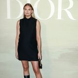 Das niederländische Model Romee Strijd greift für die Modenschau in Paris zu einem kurzen Etuikleid, in dem ihr Babybauch fast vollkommen verschwindet. Dazu kombiniert sie Stiefel und eine Mini-Dior-Saddle-Bag. 