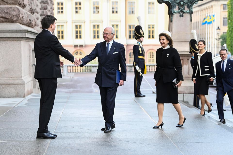 König Carl Gustaf begrüßt Parlamentspräsident Andreas Norlén