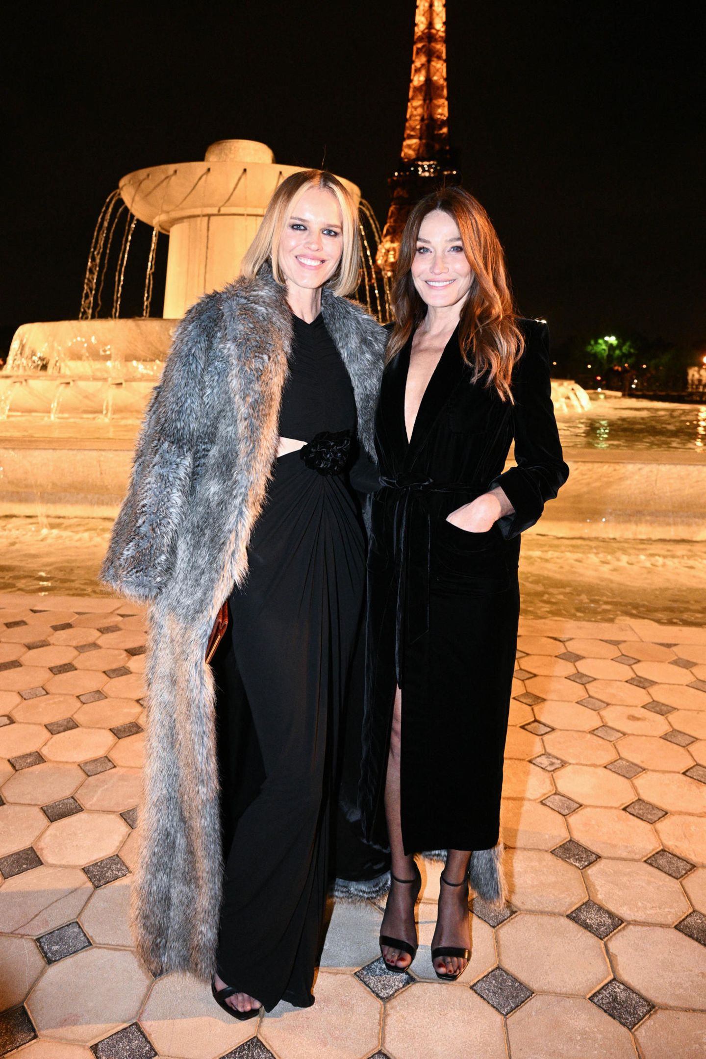 Die erste Reihe bei Saint Laurents Frühjahrsshow 2023 ist randvoll mit Supermodels. Neben Stars wie Kate Moss und Anja Rubik besuchen auch Carla Bruni und Eva Herzigova das Fashionevent in Paris.