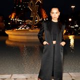 Auch Zoe Kravitz, Beautygesicht für Yves Saint Laurent, ist bei der Paris Fashion Week dabei und bezaubert im femininen schwarzen Ensemble. 