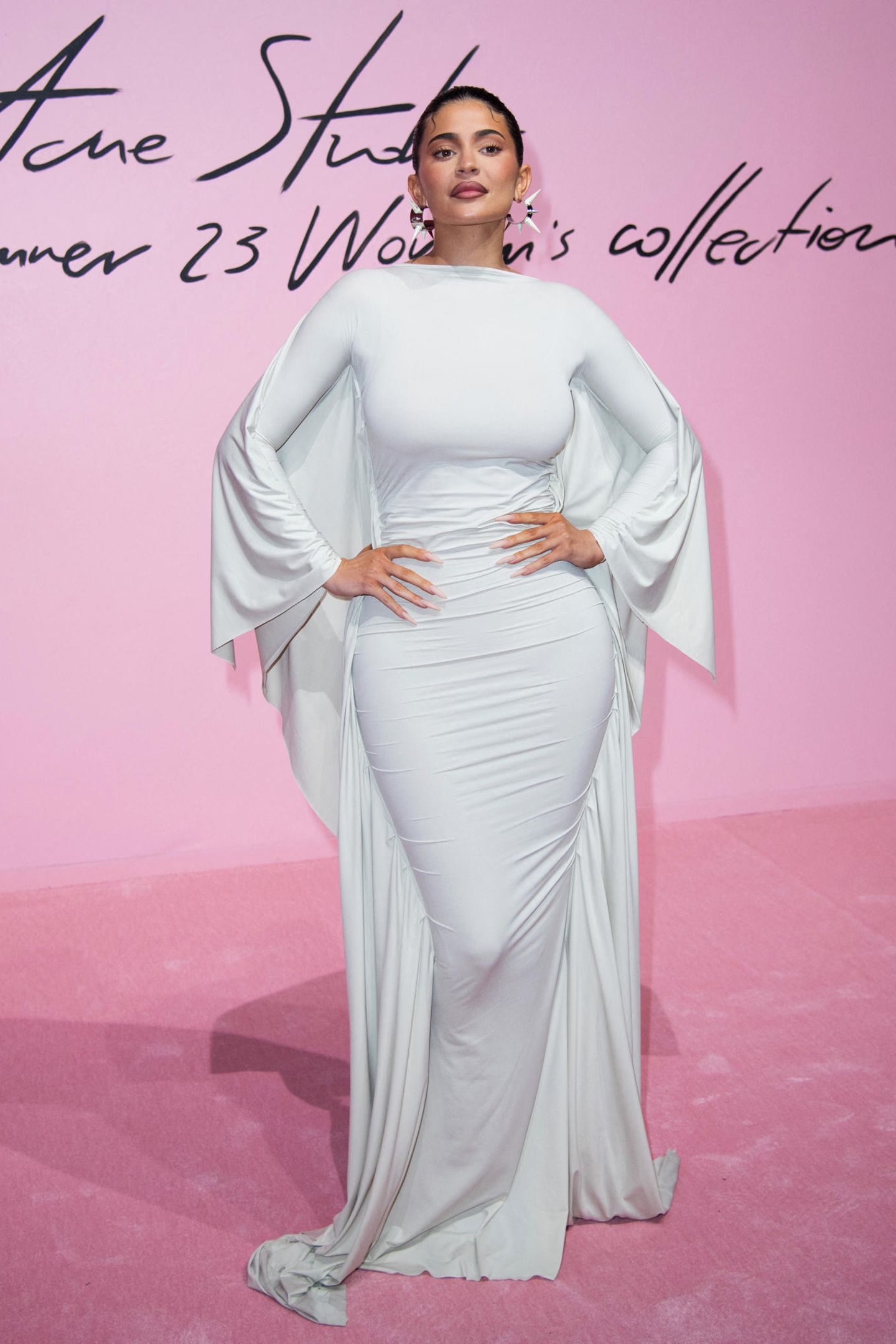 Es ist Kylie Jenner, die sich im Göttinnen-Look in Weiß, die Show von Acne nicht verpassen will.