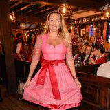 Pretty Dirndl in Pink: Simone Mecky-Ballack bezaubert bei der Ladies Red Wiesn im knalligen Look mit Spitzenärmeln und roter Schleife.