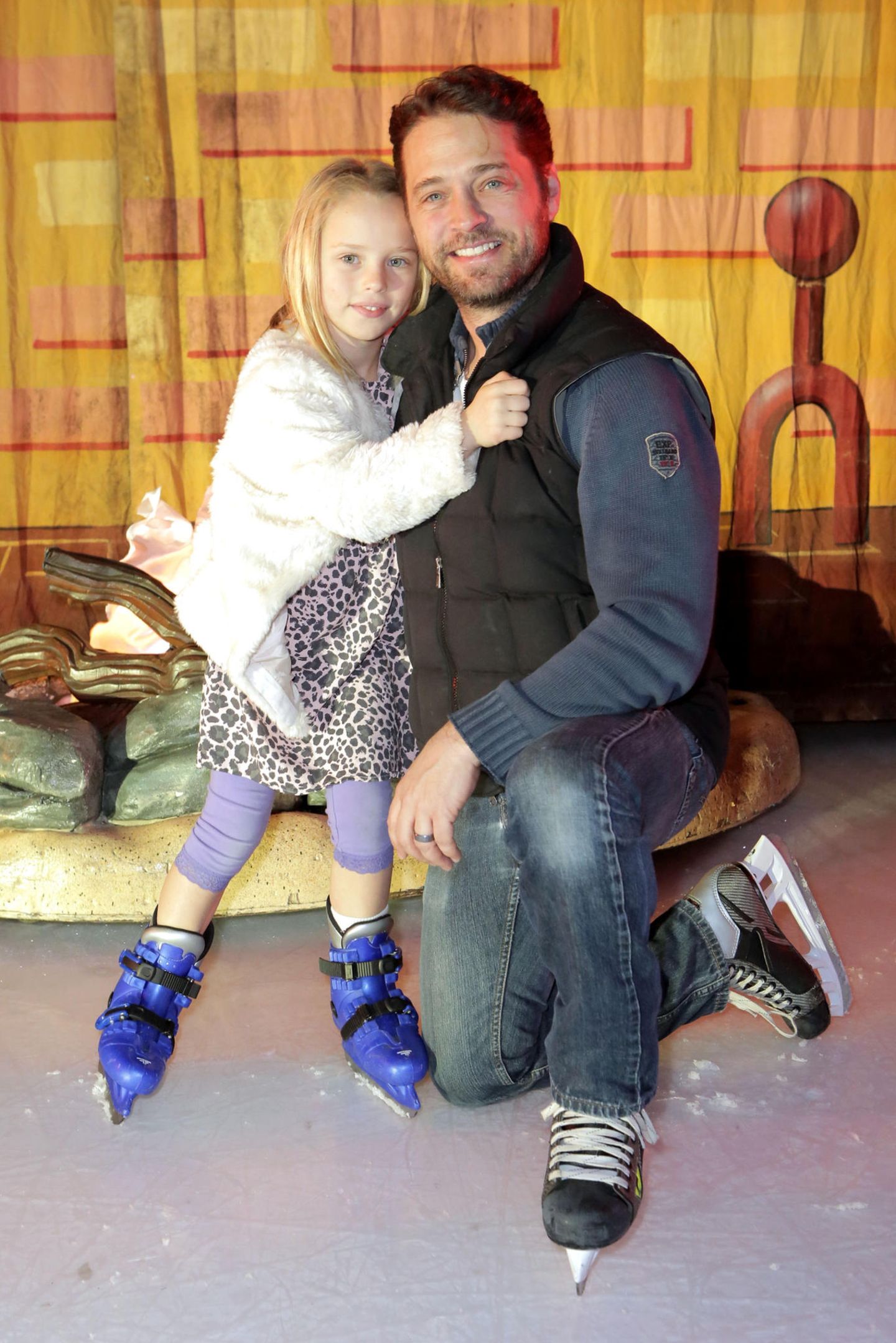 Vor acht Jahren hielt sich Jason Priestleys Töchterchen Ava bei einem Schlittschulauf-Event in L.A. noch ganz doll an ihrem Papa fest.