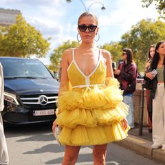 Victoria Swarovski besucht die Modenschau von Giambattista Valli während der Fashion Week in Paris. Bei ihrer Ankunft leuchtet die Moderatorin in einem gelben Tüllkleid der Marke. Creolen, coole Sonnenbrille und glamouröse High Heels runden den Power-Look ab.