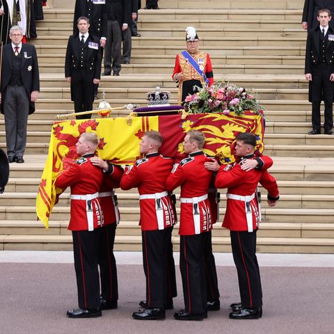 Sargträger beim Staatsbegräbnis für Queen Elizabeth