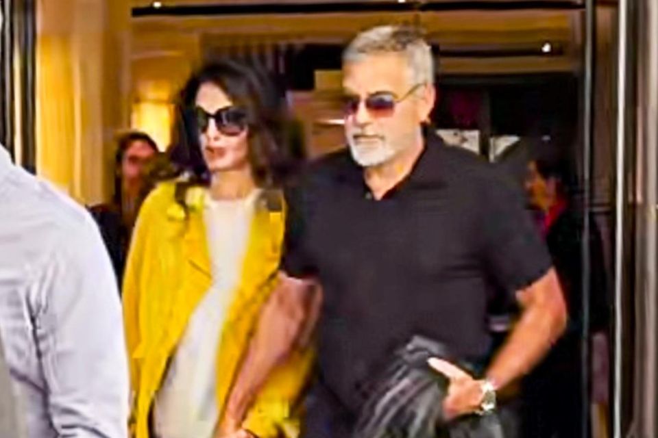 Amal und George Clooney machen gemeinsam die Straßen von New York unsicher. Das Paar setzt dabei auch entspannte, aber dennoch stylische Outfits. Während George mit Polohemd und Jeans definitiv nicht falsch machen kann, begeistert Amal im gelben Mantel.