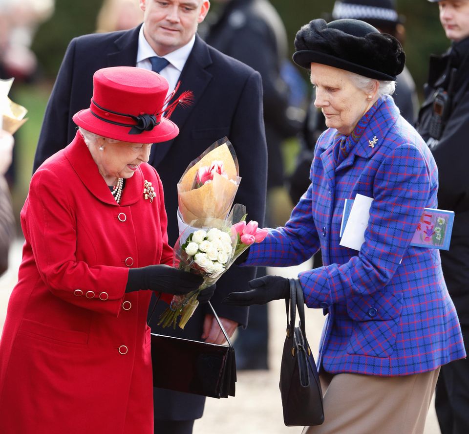 Königin Camilla: Queen Elizabeth und Mary Morrison, eine ihrer Hofdamen Queen Elizabeth und Mary Morrison, eine ihrer Hofdamen