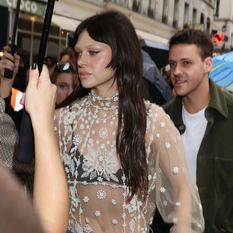 Nicole Peltz-Beckham besucht die Valentino Show in Paris. In einer transparenten Bluse zeigt sie sich auf dem Weg zur Location. Doch der Fokus des Looks liegt woanders: Nicola ist dem neuesten Beauty-Trend gefolgt und hat ihre Augenbrauen bleichen lassen.
