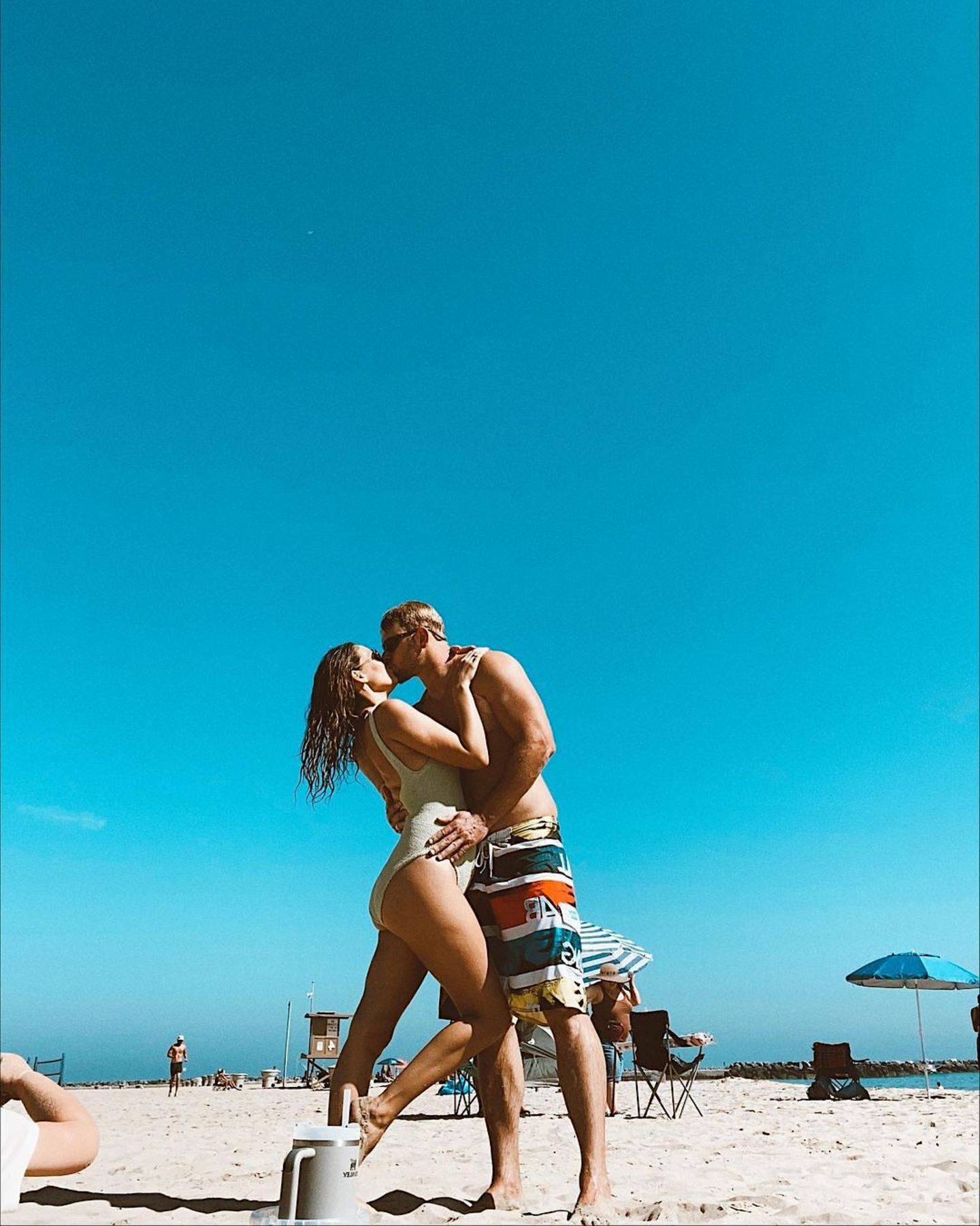 "Twilight"-Star Kellan Lutz und seine Frau Brittany knutschen hier im Sonnenschein, und sie teilt dieses süße Bild mit ihren Instagram-Follower:innen. Zusammen mit weiteren sonnigen Foto-Erinnerungen der Familie aus dem September. Wirklich kaum zu glauben, dass es schon Oktober ist.