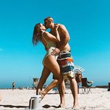 "Twilight"-Star Kellan Lutz und seine Frau Brittany knutschen hier im Sonnenschein, und sie teilt dieses süße Bild mit ihren Instagram-Follower:innen. Zusammen mit weiteren sonnigen Foto-Erinnerungen der Familie aus dem September. Wirklich kaum zu glauben, dass es schon Oktober ist.